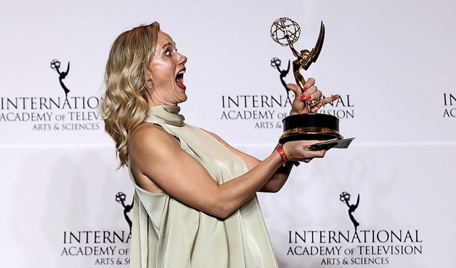 Anna Schudt mit ihrem Emmy   | Foto: dpa