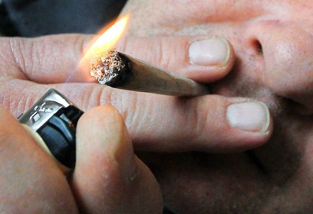 Die Polizei fand bei einem jungen Mann Cannabis und Ecstasy-Tabletten.  | Foto: dpa