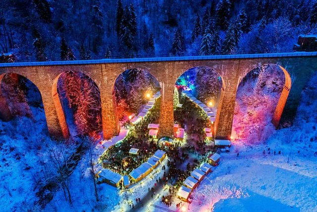 Der Weihnachtsmarkt in der Ravennaschlucht vor seiner atemberaubenden Kulisse.  | Foto:  Hochschwarzwald Tourismus GmbH