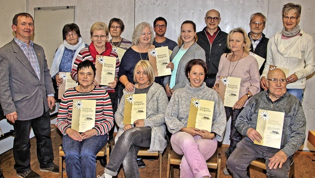 Ortsvorsteher Patrik Vetter (links) mit den Gewinnern   | Foto: Werner Schnabl