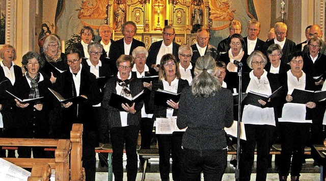 Der Kirchenchor gestaltete zusammen mi...ein Kirchenkonzert am Volkstrauertag.   | Foto: Ulrike Spiegelhalter