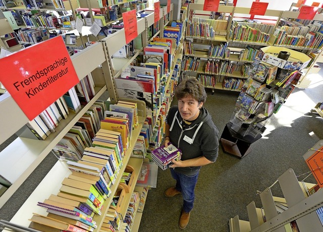 Die  Haslacher Bibliothek ist auch Vor...chigen Bchern, zeigt Ludger Albrecht.  | Foto: Schneider