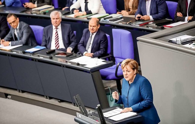 Bundeskanzlerin Angela Merkel (CDU) spricht im Bundestag.  | Foto: dpa