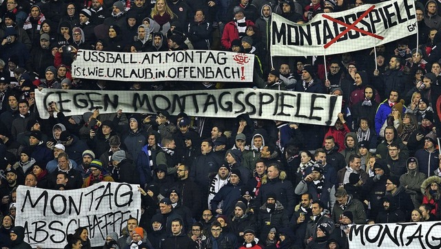 Proteste gegen Montagsspiele beschfti... schon lnger, wie hier in Frankfurt.   | Foto: dpa