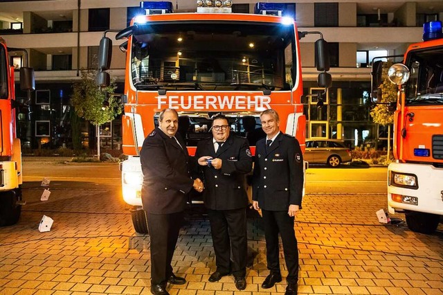 Stadtbrandmeister Reiner Ullmann mit d... Asal vor dem neuen Tanklschfahrzeug.  | Foto: Florian Asal