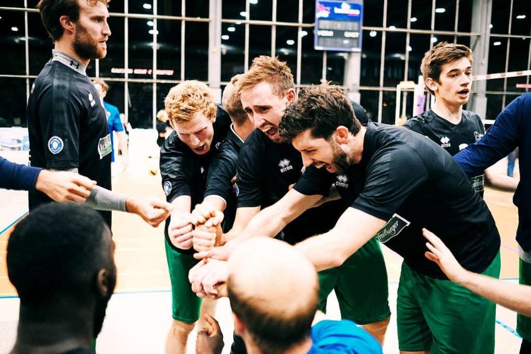 Die Herren der 1. Volleyballschaft der FT1844 in einer Auszeit.  | Foto: Fabian Fraenzle