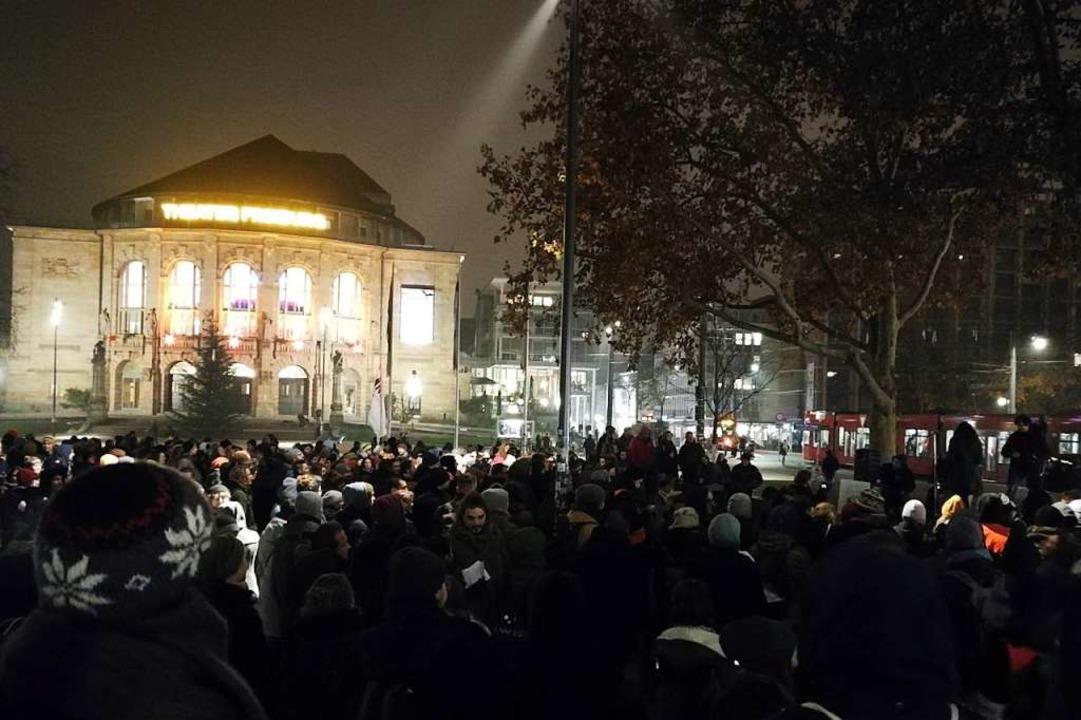Die Demo sammelte sich zunächst auf dem Platz der Alten Synagoge.  | Foto: Anika Maldacker