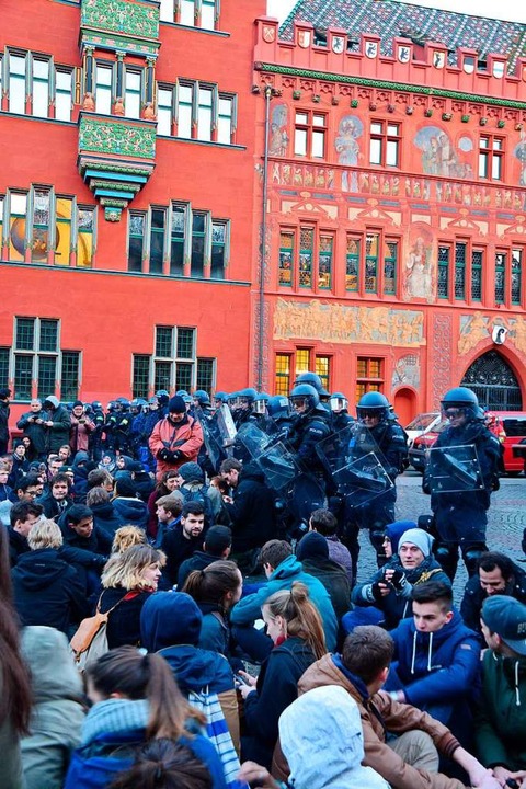 Bereits im Februar 2016 verhinderte ei...dgebung. Damals blieb alles friedlich.  | Foto: Kathrin Ganter