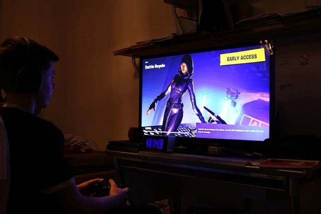 Ein Jugendlicher spielt Fortnite.  | Foto: Antonio Jung