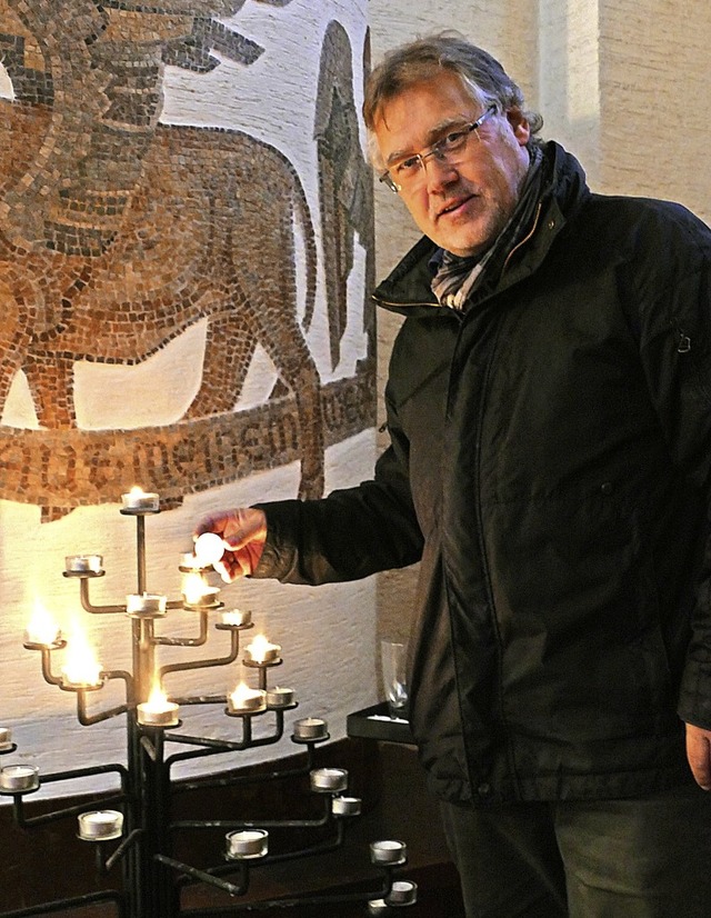 Pfarrer Joachim Kruse am Kerzenbaum in der Kirche  | Foto: Sophia Kaiser