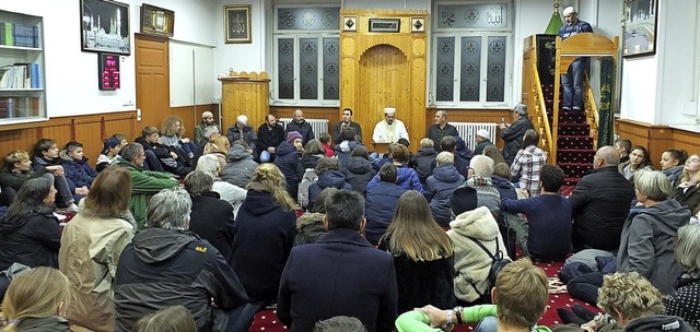 Viele sahen beim Interreligisen Gebet...um ersten Mal eine Moschee von innen.   | Foto: Martina David-Wenk