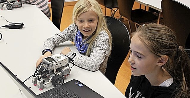 Mdchen programmieren am Laptop den Lego-Roboter.  | Foto: Elke Hach