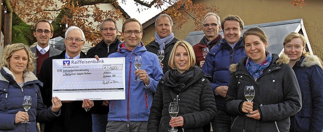 Vertreter von Kaisersthler Weinbaubet...r den Kinderspielplatz Abenteuerland.   | Foto: Herbert Trogus