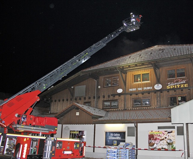 Wasser marsch! ber das Dach bekmpfte...r den Brand in der Schwarzwaldspitze.   | Foto: Bhm