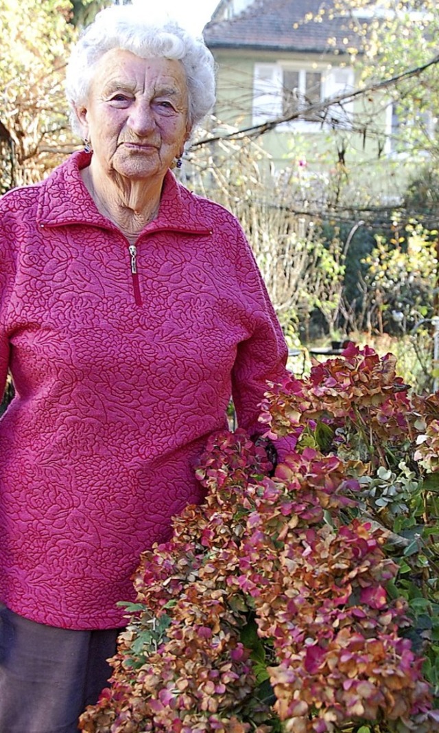Ida Sicklinger liebt ihren Garten, in dem immer etwas blht.   | Foto: Frey
