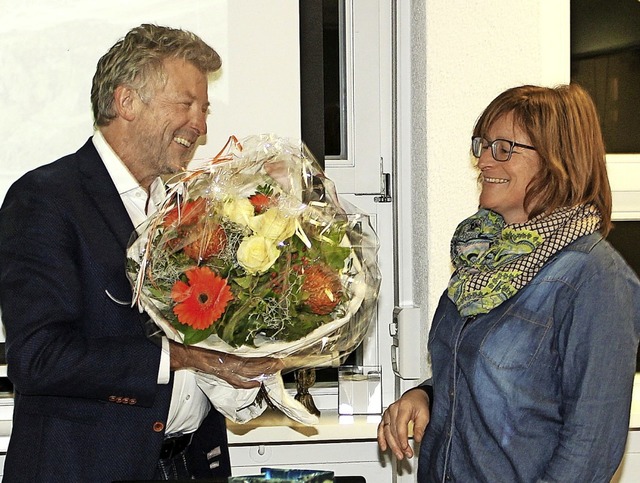 Brgermeister Gerd Schnbett gratulier... Christine Dreher zum Dienstjubilum.   | Foto: Heiner Fabry