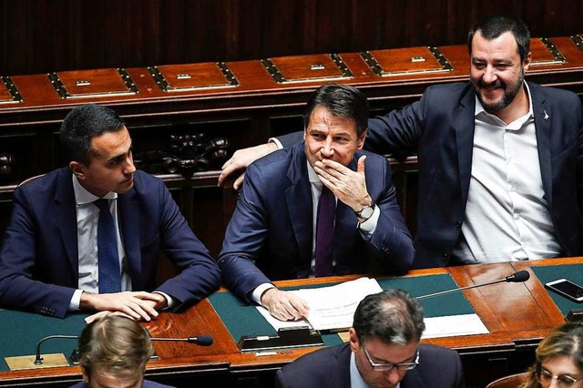 Italiens Regierung: Luigi Di Maio (lin...itte) und Matteo Salvini von der Lega.  | Foto: dpa