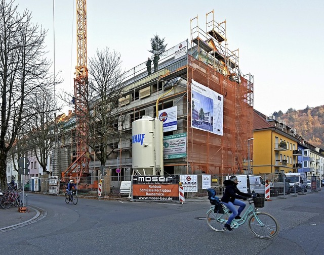 Der Hotelneubau an der Kreuzung Karlst...trae  soll im Juni 2019 fertig sein.   | Foto: Michael Bamberger