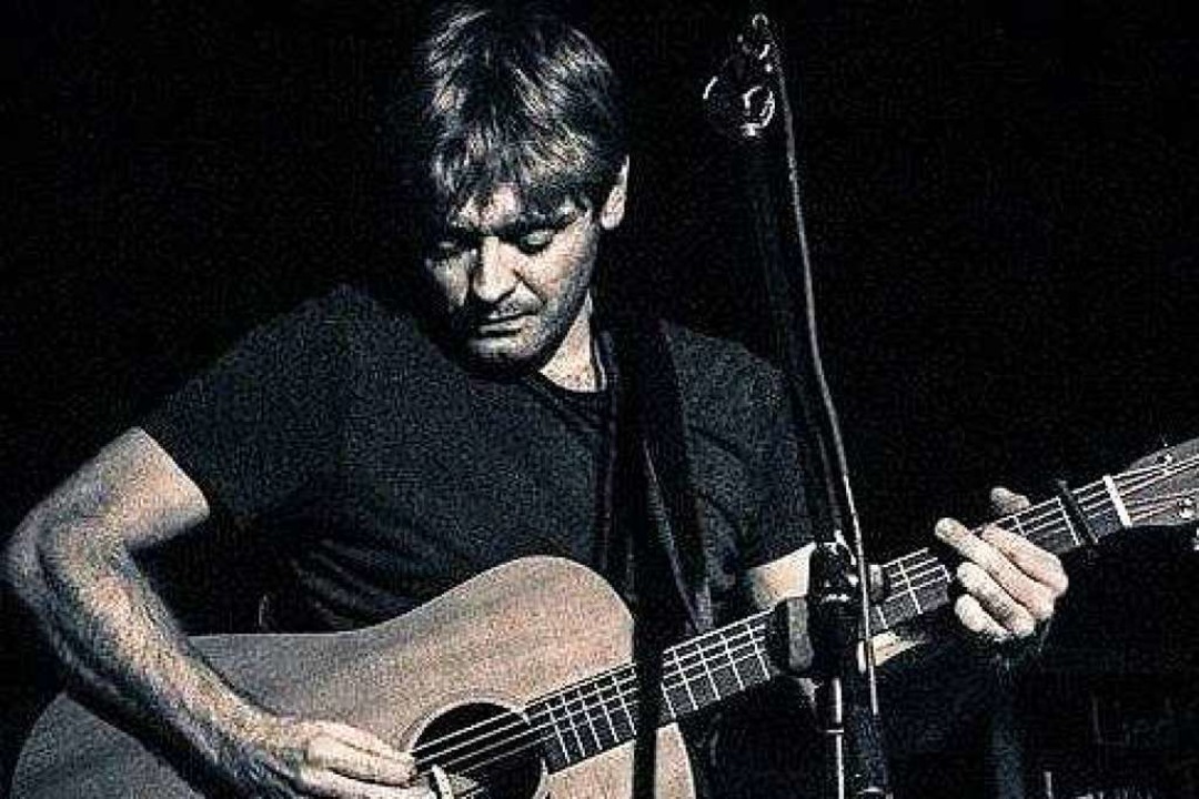 Pierre Schmuck kommt mit seinen entspannten Songs ins Caf Auszeit.  | Foto: Pro