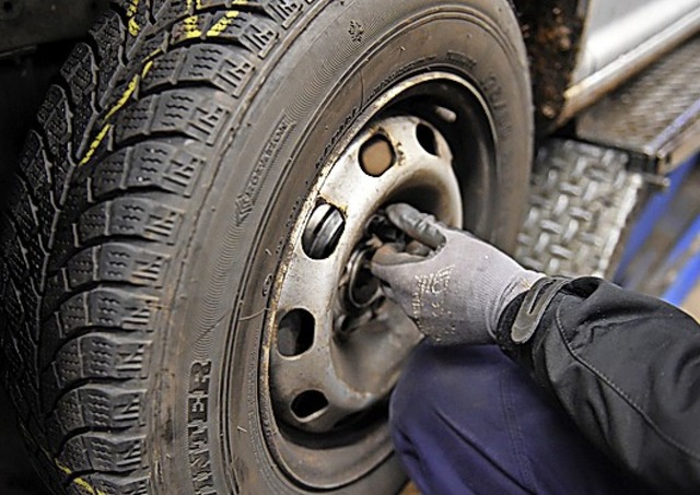 Ein Reifenwechsel am Auto erfordert Handarbeit.   | Foto: dpa