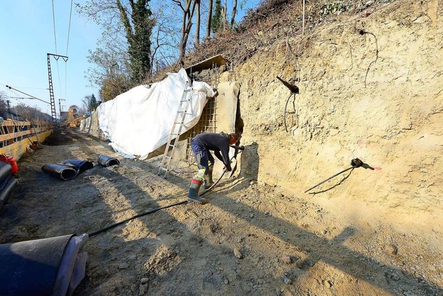 Ein gutes Stck Weg legten Arbeiter sc...Hang mit Ankern und Beton zu sichern.   | Foto: Ingo Schneider