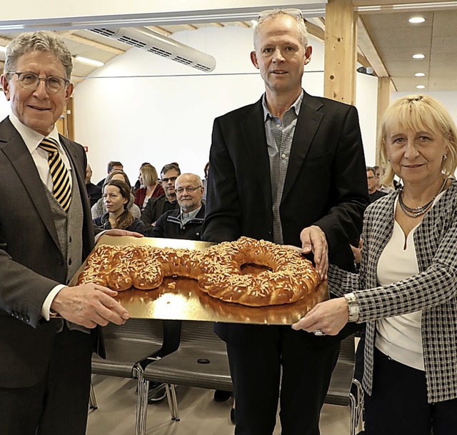 Schmackhafte Schlsselbergabe: Archit...ller und Kita-Leiterin Gabriele Lukas.  | Foto: Christoph Breithaupt