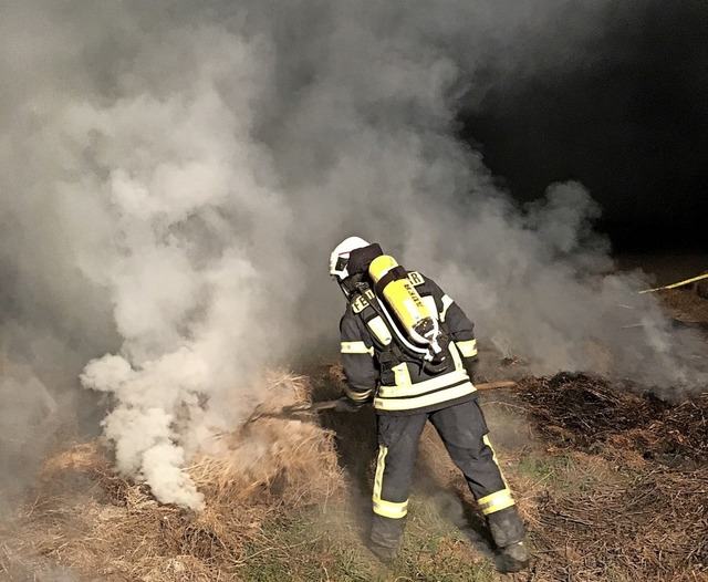 Lscheinsatz der Feuerwehren Knigscha...uballenbrand im Gewann  Amolterer Weg.  | Foto: Feuerwehr