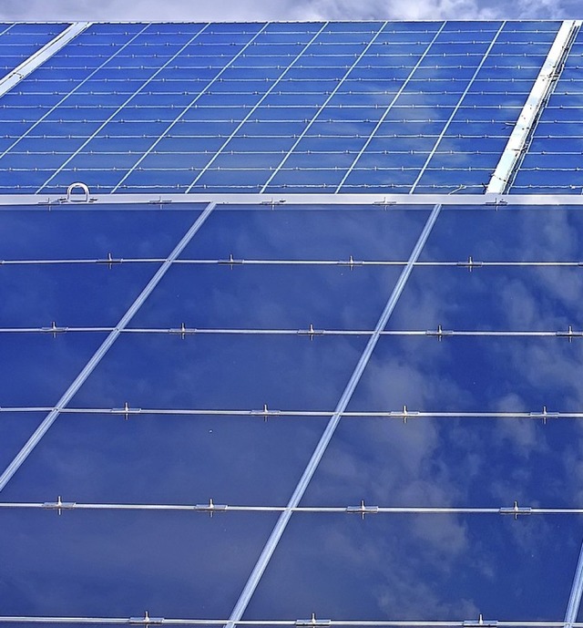 Auf dem Dach der Wasserpark-Carports entsteht eine Fotovoltaikanlage.   | Foto: T. Tessieri/stock.adobe.com