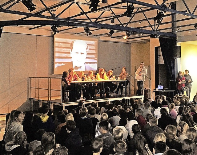 Schler und Lehrer gedachten gemeinsam...s der Julius-Leber-Schule in Breisach.  | Foto: Julius-Leber-Schule