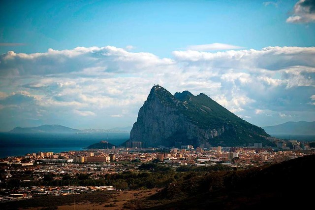 Gibraltar: Der &#8222;Affenfelsen&#822...ekannten roten Telefonhuschen stehen.  | Foto: AFP