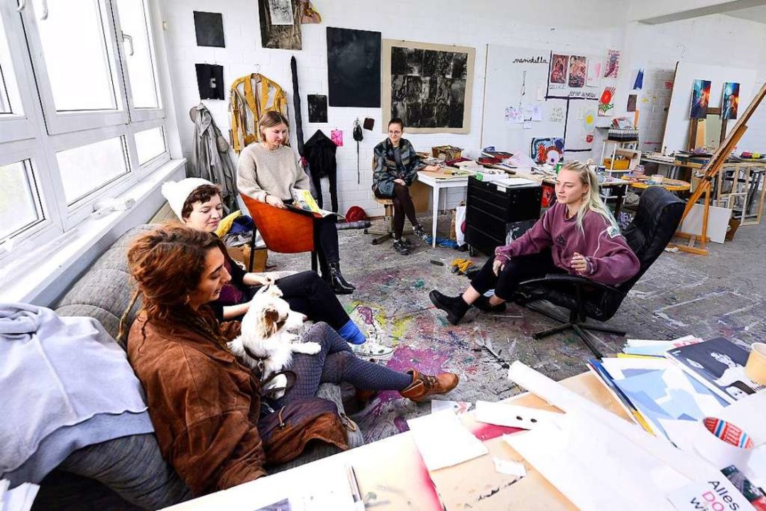 Besprechung: Marcomedia-Studierende (mit Hund) im Fach Bildende Kunst  | Foto: Ingo Schneider