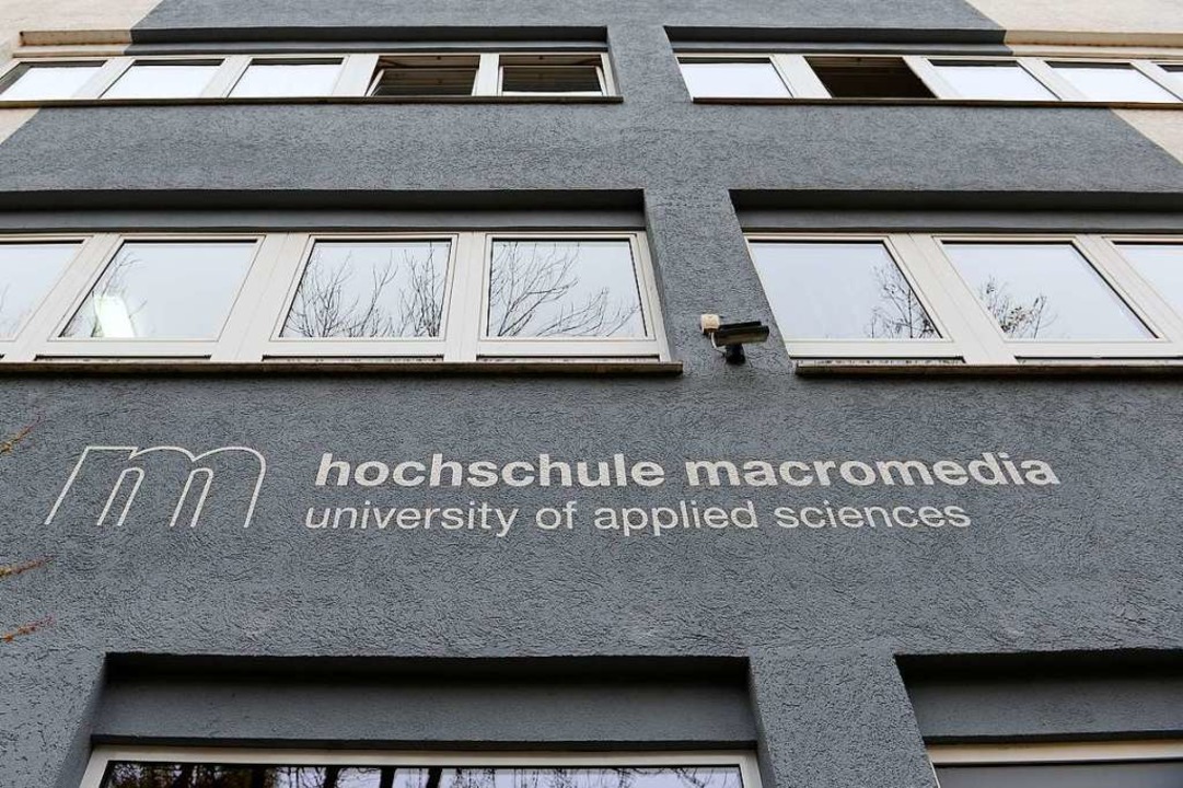 Neuer Name an der Fassade: Aus der HKDM ist die Hochschule Macromedia geworden.  | Foto: Ingo Schneider