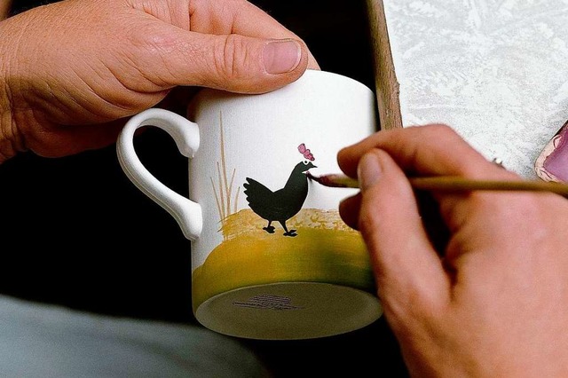 Mitarbeiter der Zeller Keramik beim Be...ner Tasse mit dem traditionellen Motiv  | Foto: Werkbild