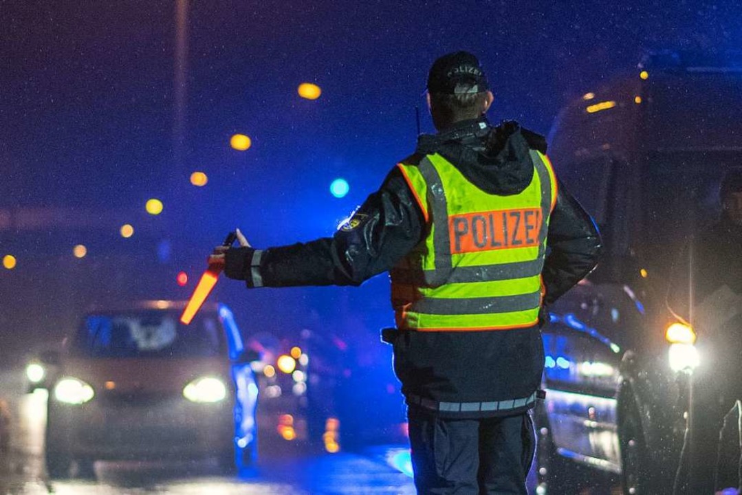 Bitte rechts ran: Ein Polizist whrend des Einsatzes.  | Foto: dpa
