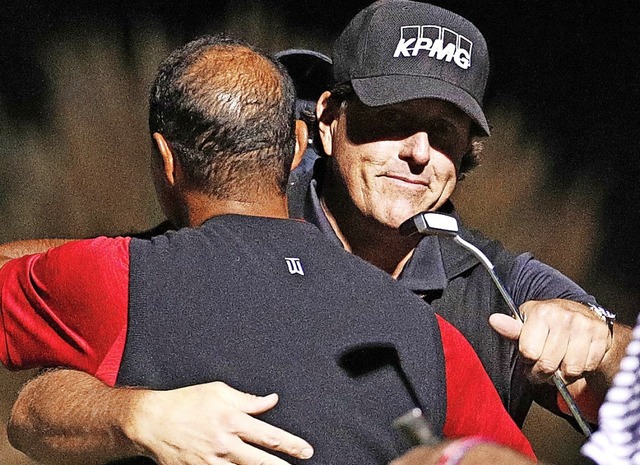 Tiger Woods (links)  gratuliert  Phil Mickelson.   | Foto:  DPA