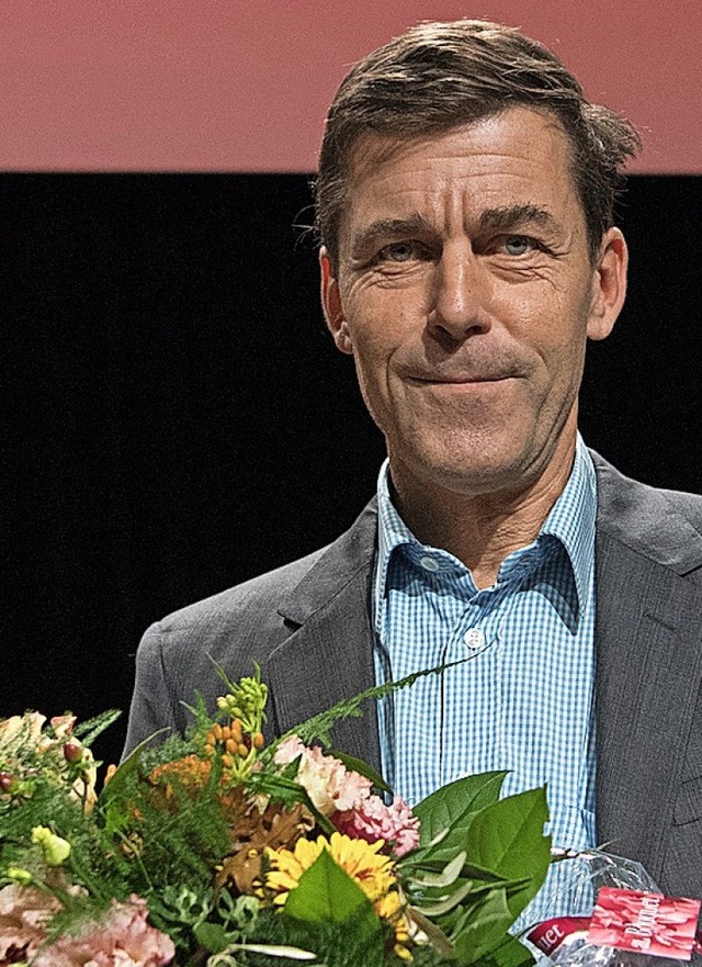 Preistrger mit Blumen: Peter Stamm kommt  nach Todtnauberg.  | Foto:  dpa