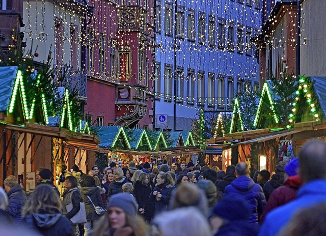 Frher als in den meisten anderen Std...ffnete der Freiburger Weihnachtsmarkt.  | Foto:  bamberger