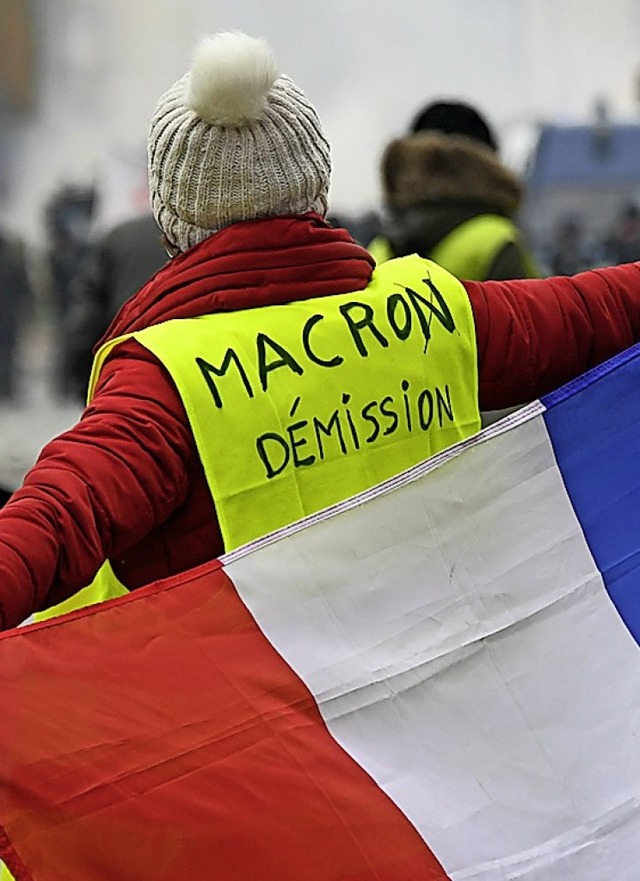 Ein Mann mit Gelbweste fordert Macrons Rcktritt.  | Foto:  AFP