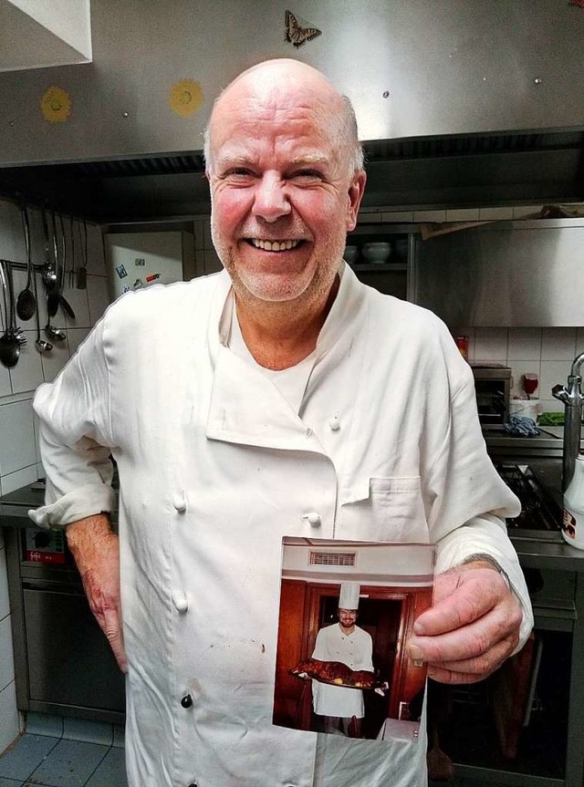 Peter Senn in der Kche mit einem Foto...schon damals servierte er Spanferkel.   | Foto:  gef