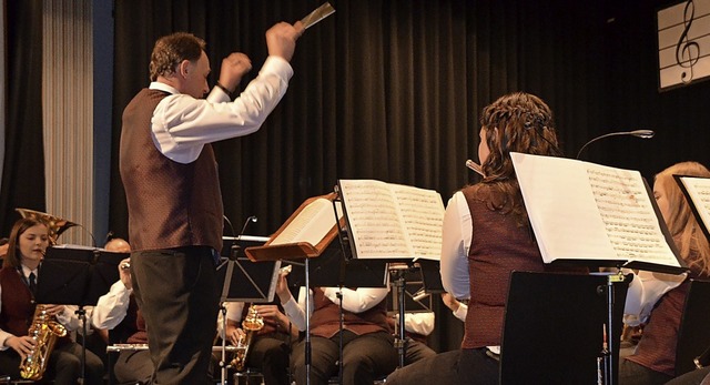 Seit zehn Jahren dirigiert Thomas Hertweck den Musikverein Niederhausen.   | Foto: Jrg Schimanski