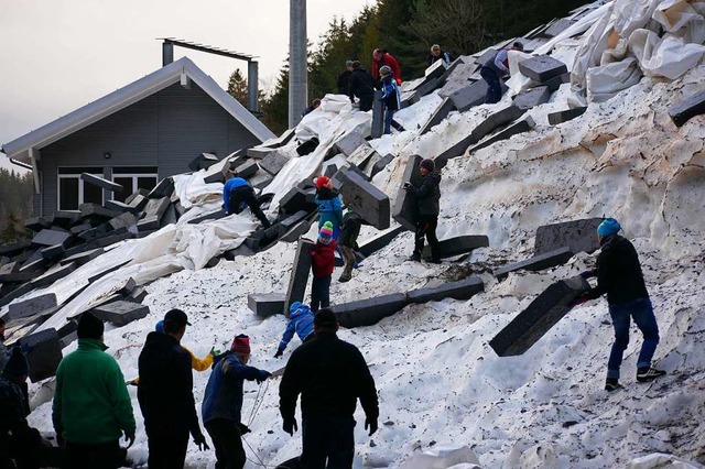 Fr das Freilegen des Schneebergs vom ...ele Helfer die Dmmplatten beseitigen.  | Foto: Eva Korinth