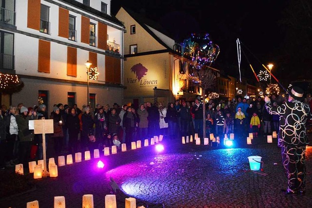 Ein fantastisches Spektakel beim Licht... glitzerten in allen mglichen Farben.  | Foto: Edgar Steinfelder