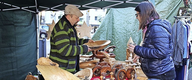 Erstmals war Hubert Rombach aus hling...n aus Holz beim Weihnachtmarkt dabei.   | Foto: Lucia van Kreuningen