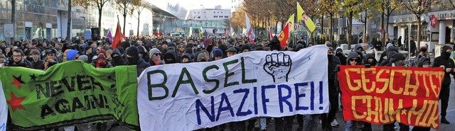 Rund um den Basler Messeplatz demonstr... paar Dutzend Rechtsextreme der PNOS.   | Foto: Thomas Loisl Mink