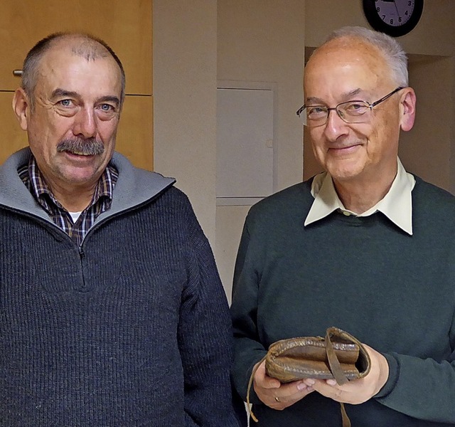 Stefan Kammerer und Professor Heiko Ha...8222;Vogttasche&#8220; in den Hnden.   | Foto: Gutjahr