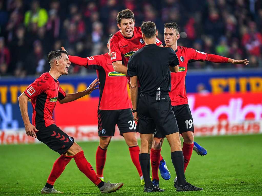 Aufgebrachte Freiburger: Der Sportclub verspielt in der Schlussphase gegen Bremen eine 1:0-Fhrung und beschwert sich nach dem Abpfiff beim Schiedsrichter Bastian Dankert ber einen nicht gegebenen Ecksto.