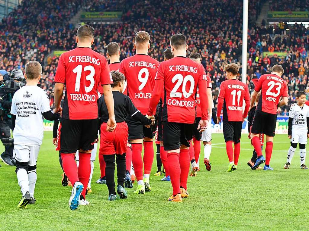 Die Mannschaft des Sportclubs beim Einlaufen vor der Partie.