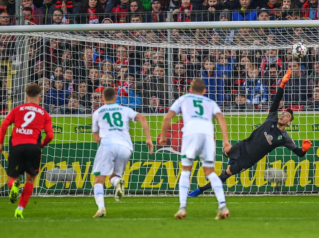 Bitten lie sich der Freiburger nicht (Waldschmidt ist nicht im Bild). Gegen Pavlenka (Bremens Torhter) zeigte Waldschmidt keine Nerven und jagte die Kugel in die Maschen.