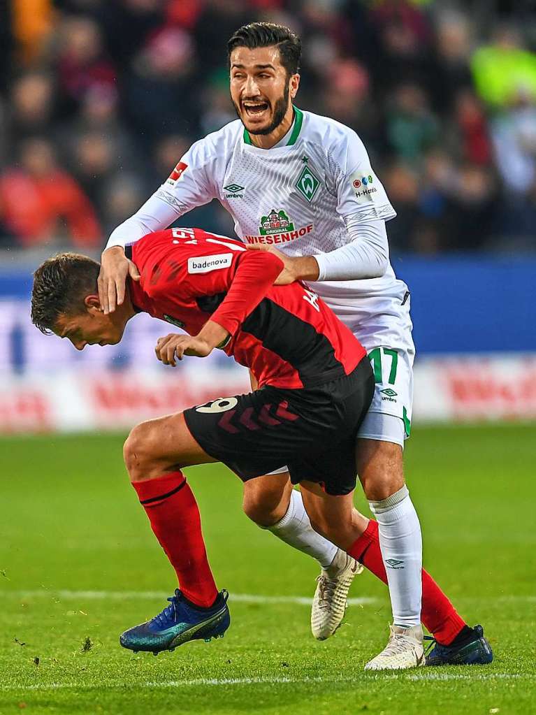 Nuri Sahin beschwert sich in dieser Szene, dass Haberer (unten) den Ball mit der Hand gespielt hat. Dies tut er zugegebenermaen auf nicht sonderlich freundliche Art und Weise.