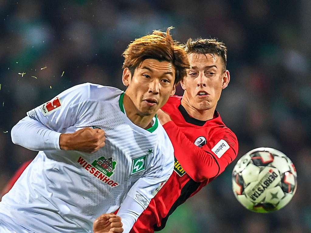 Blick auf den Ball gerichtet: Osako und Haberer haben den Ball im Blick.